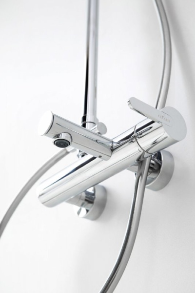 Душевая стойка телескопическая, с изливом с верхним и ручным душем Cezares LEAF-CVDA-30-SS Душевая стойка телескопическая, с изливом с верхним и ручным душем Cezares LEAF-CVDA-30-SS