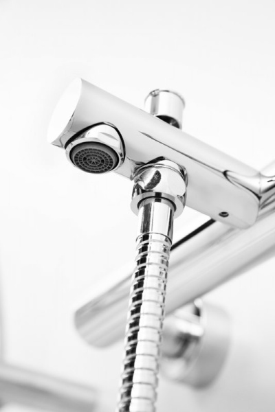 Смеситель для ванны и душа однорычажный в комплекте с ручным душем, шлангом и держателем Cezares LEA