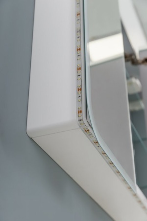 Зеркальный шкаф с тремя распашными дверьми с LED подсветкой дверей Cezares 84216