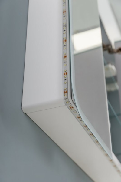 Зеркальный шкаф с тремя распашными дверьми с LED подсветкой дверей Cezares 84216 Зеркальный шкаф с тремя распашными дверьми с LED подсветкой дверей Cezares 84216