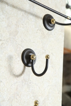 Крючок, цвет черный /Античное золото ART&MAX AM-2142-Nero/Do-Ant