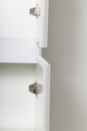 Шкаф подвесной с двумя распашными дверцами с доводчиками, с двумя полками, универсальная сторонность